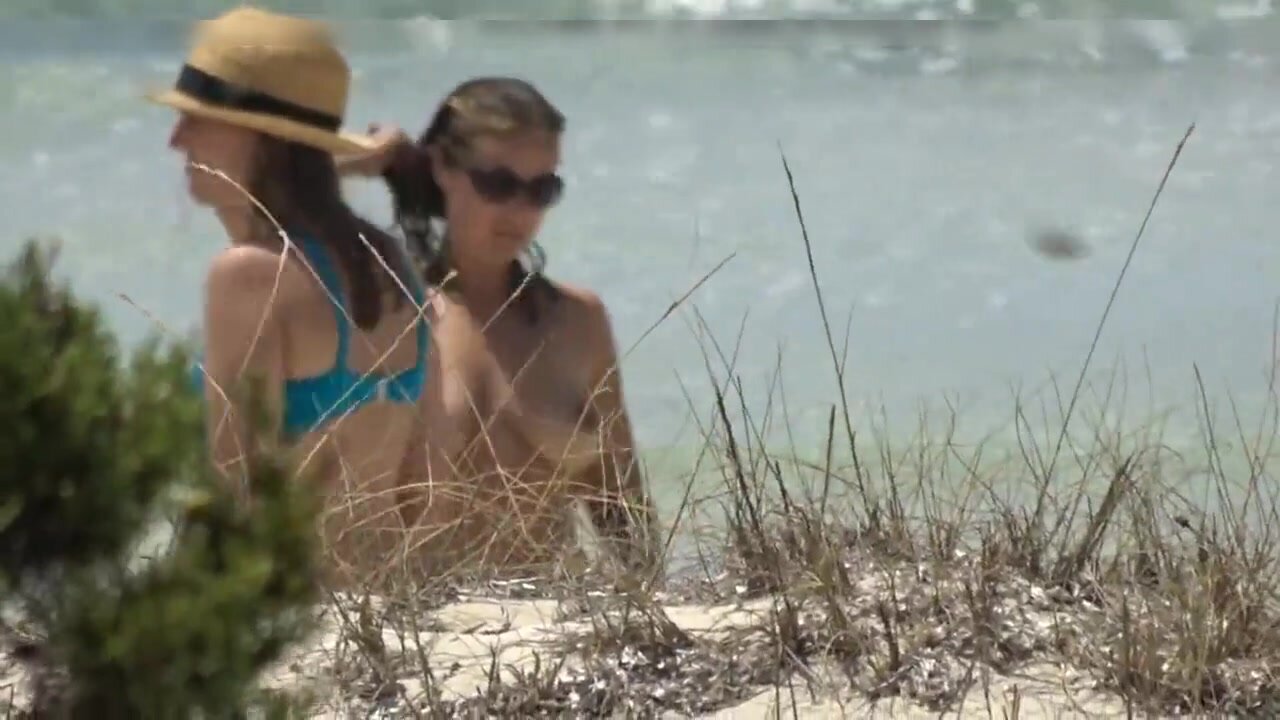 Nudistenvrouwen op een Spaans strand worden bespioneerd met een voyeurcamera